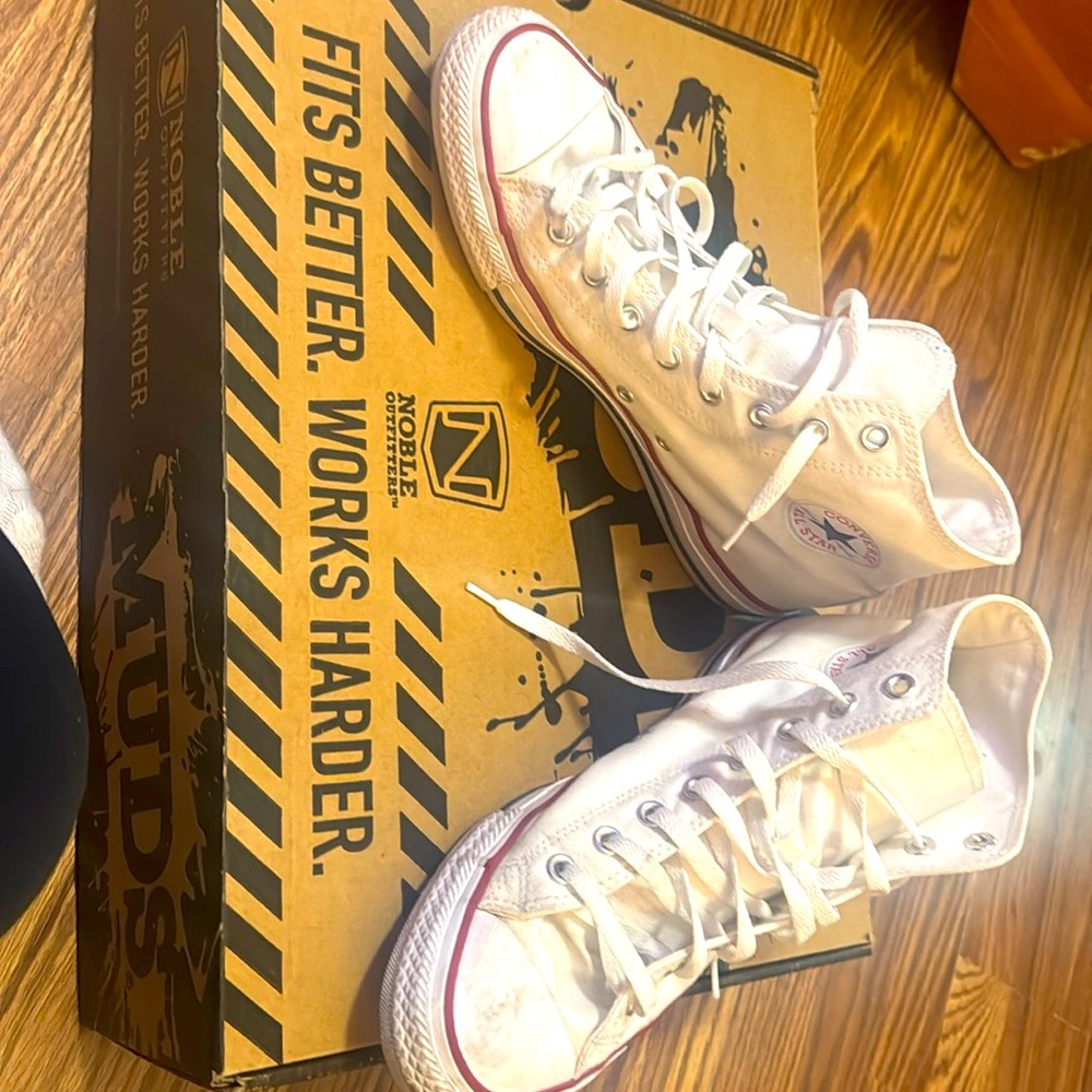 Men’s size 9 women’s size 11 high top white Converse all star trucks unisex